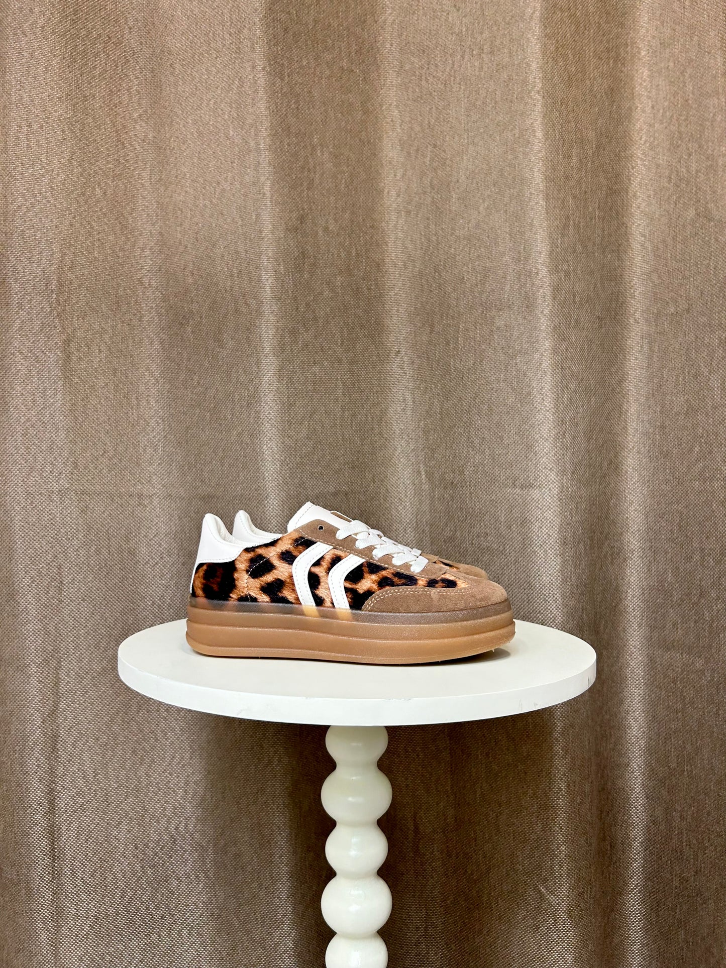 Basket leopard à rayures blanches