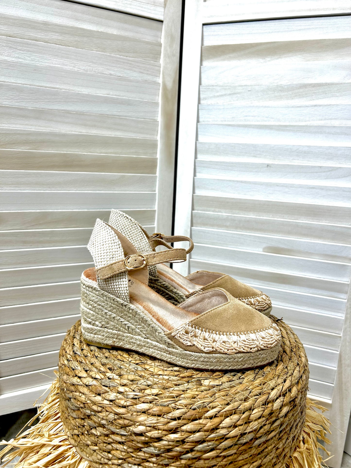 Compensées style espadrilles en toile beige foncé