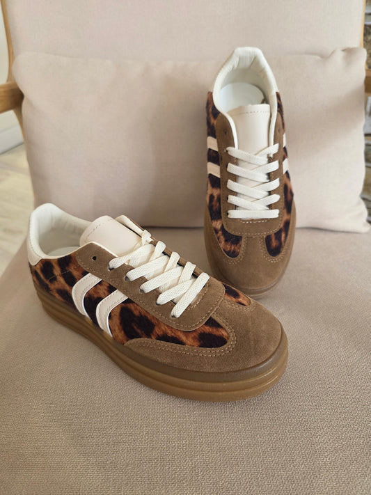 Basket leopard à rayures blanches